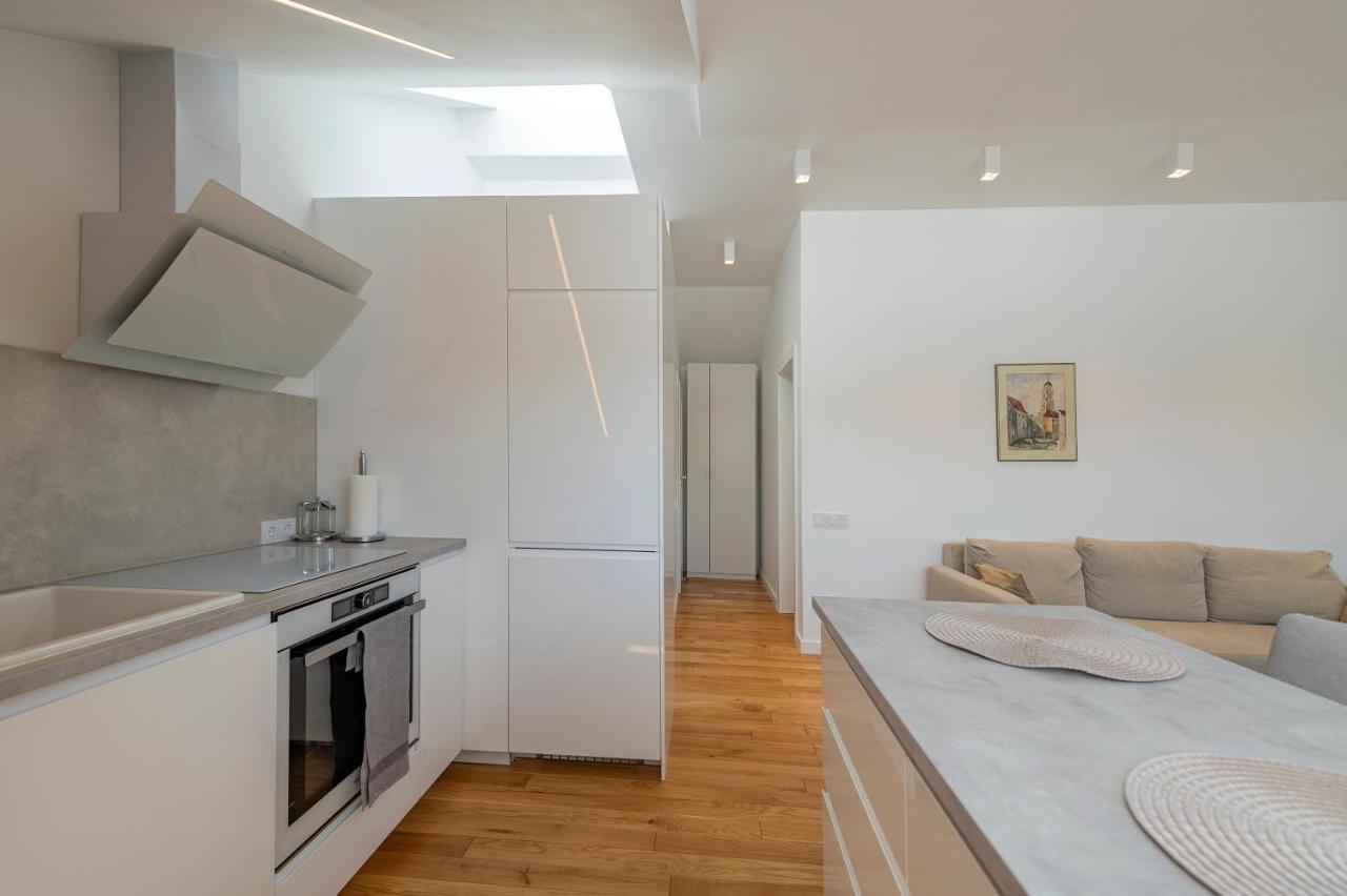 White 1 Bd Old Town Apartment By Hostlovers Kaunas Exterior photo