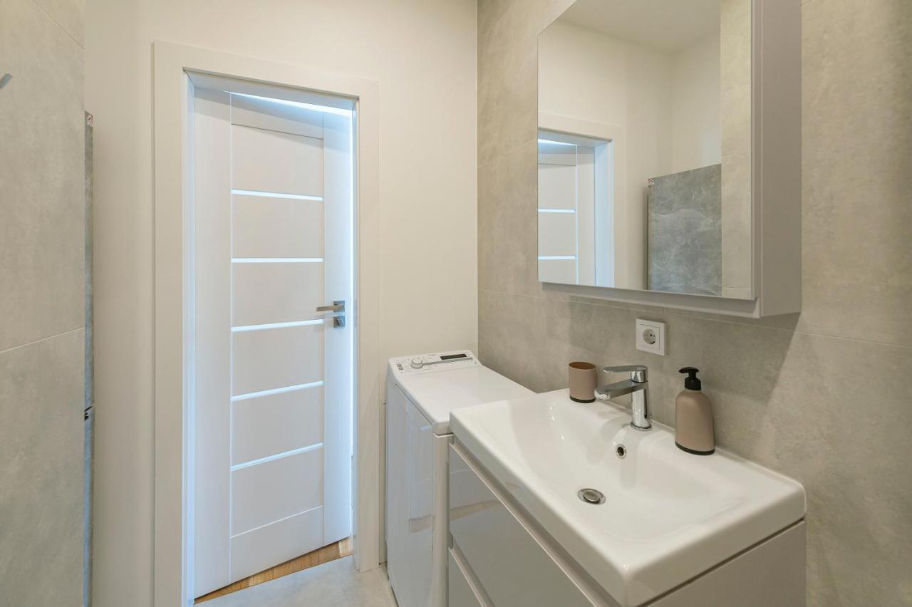White 1 Bd Old Town Apartment By Hostlovers Kaunas Exterior photo